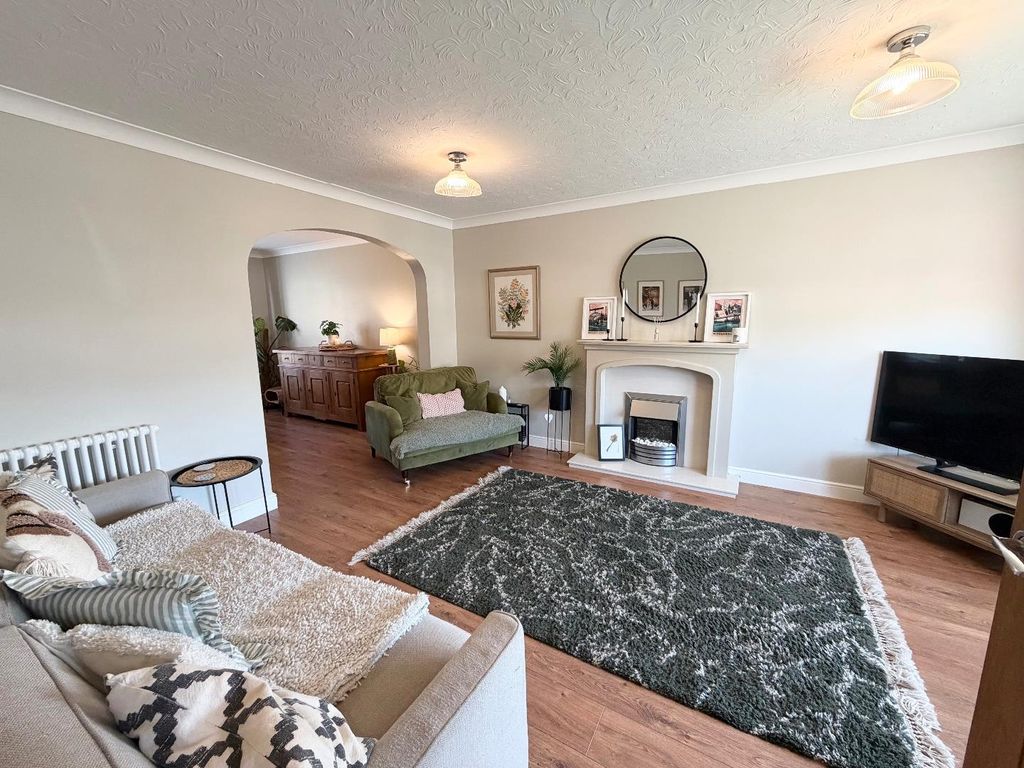 Property photo 3 of 20 Lounge