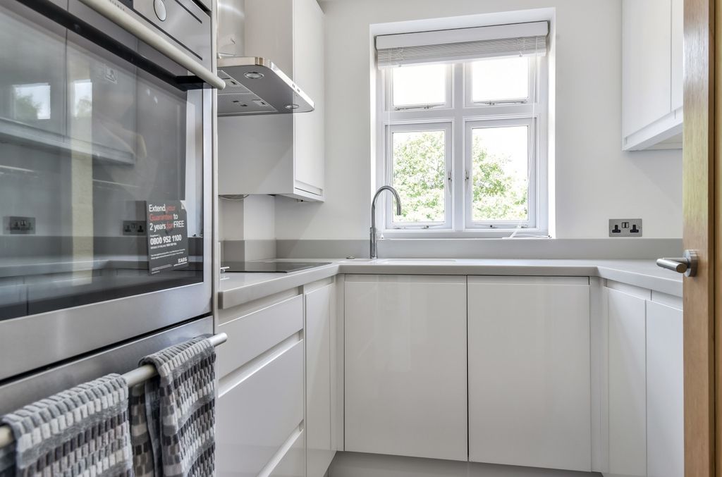 Property photo 2 of 10 Kitchen