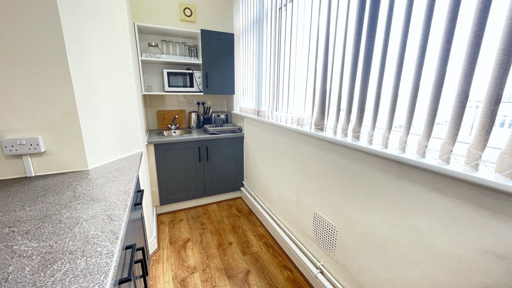 Property photo 3 of 8 Kitchenette 1
