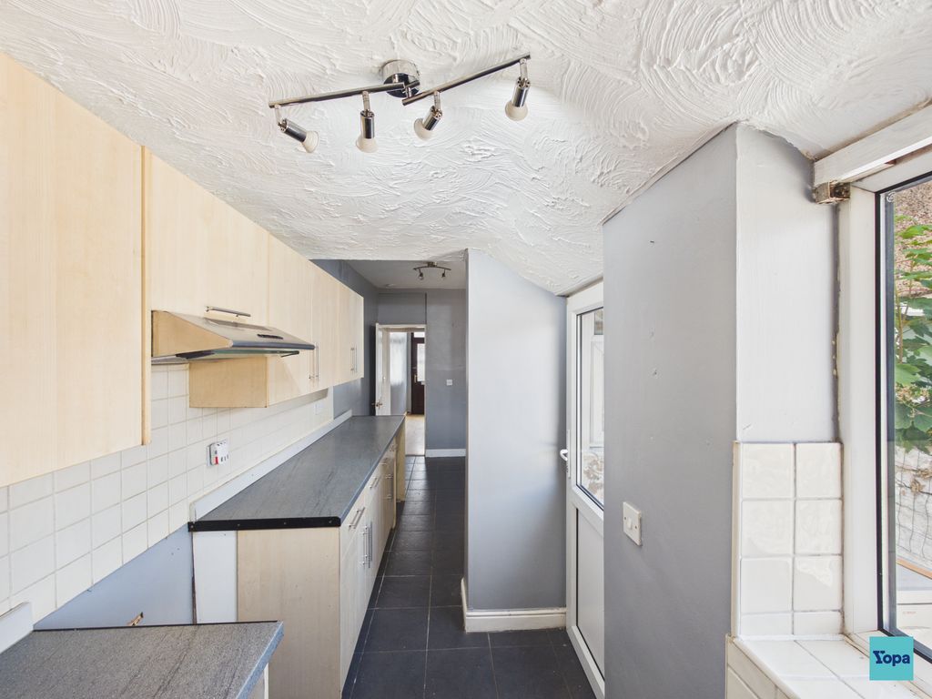 Property photo 2 of 11 Kitchen