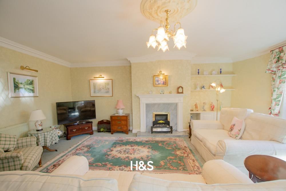 Property photo 3 of 31 7 Wooten Green - Lounge2.Jpg
