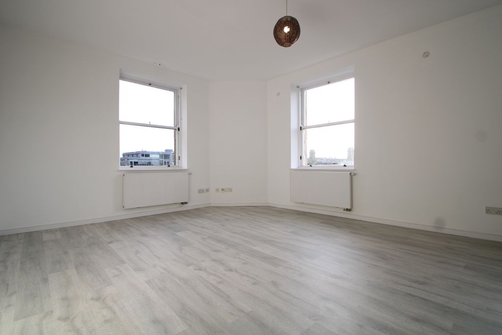 Property photo 3 of 13 Lounge