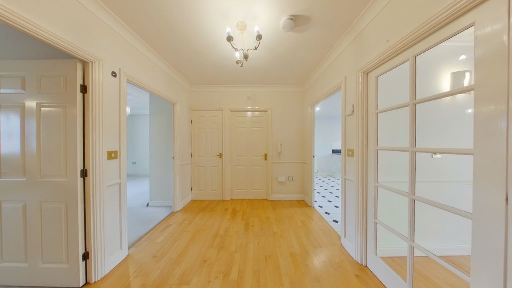 Property photo 3 of 10 Inner Lobby