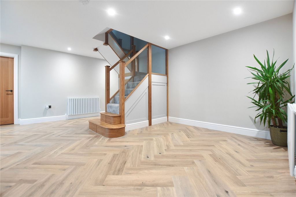 Property photo 3 of 30 Entrance Hall