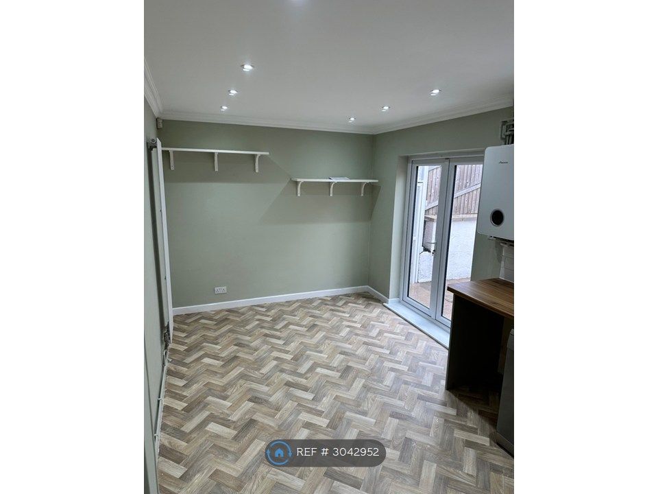Property photo 2 of 10 Kitchen