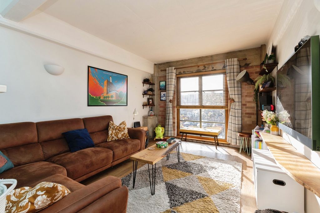 Property photo 2 of 17 Lounge