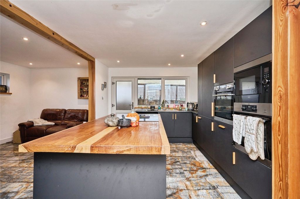 Property photo 3 of 11 Kitchen