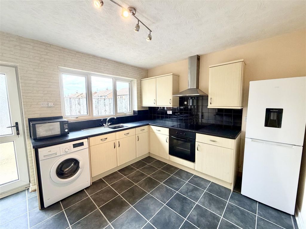 Property photo 3 of 9 Kitchen