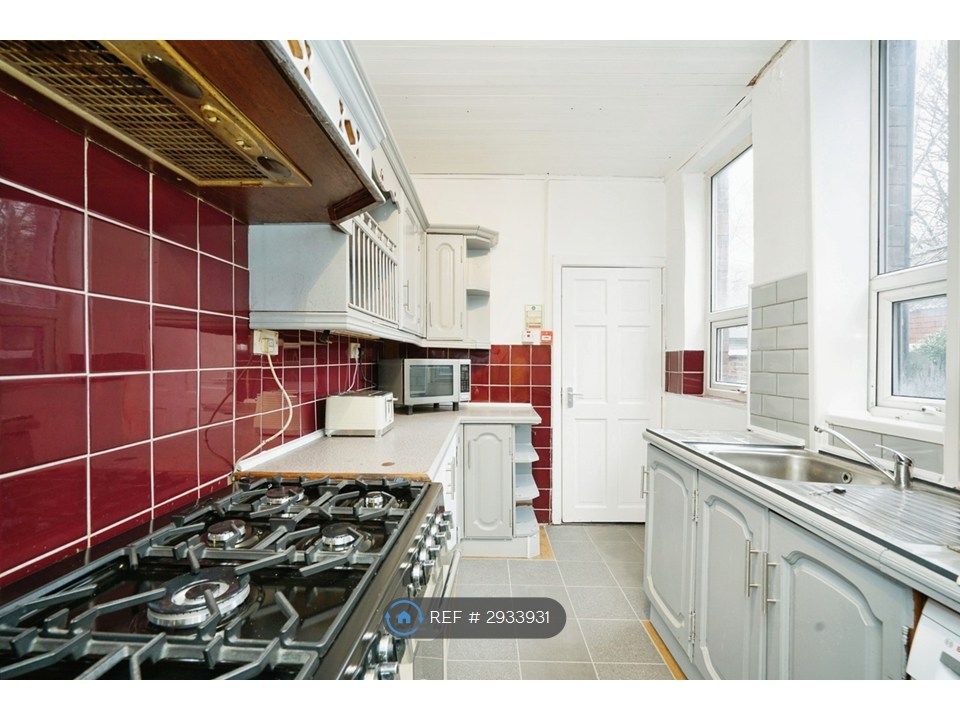 Property photo 3 of 6 Shared Kitchen