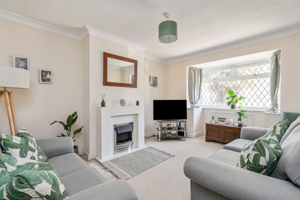 Property photo 2 of 17 67 Willow Road_7.Jpg