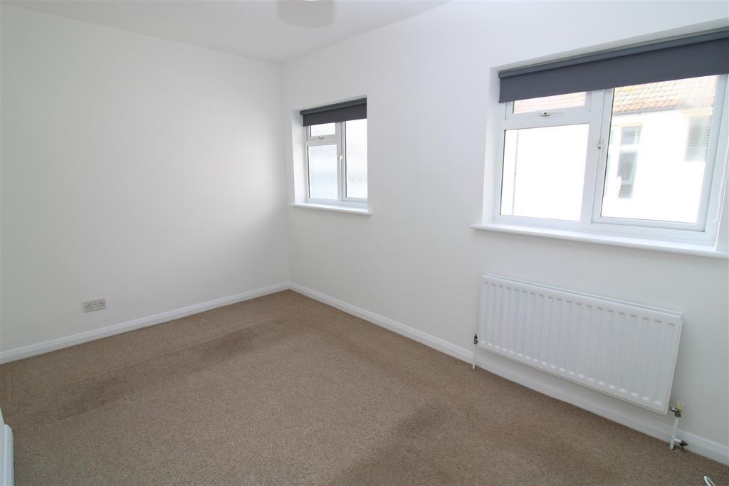 Property photo 3 of 6 Bedroom