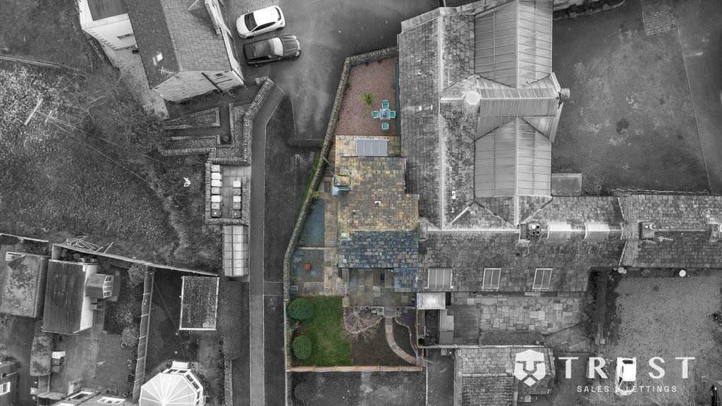 Property photo 2 of 31