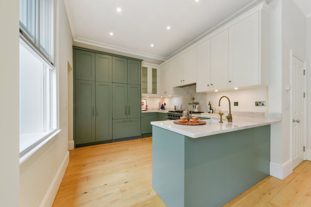 Property photo 3 of 17 Kitchen