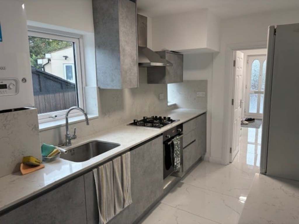 Property photo 2 of 15 Modern Kitchen