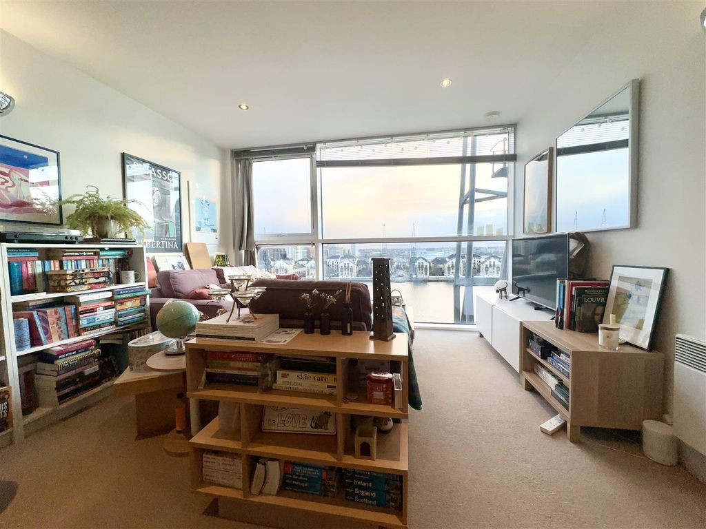 Property photo 3 of 13 Lounge.Jpg