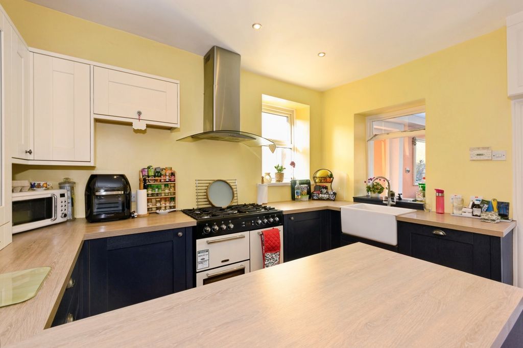 Property photo 3 of 12 Kitchen