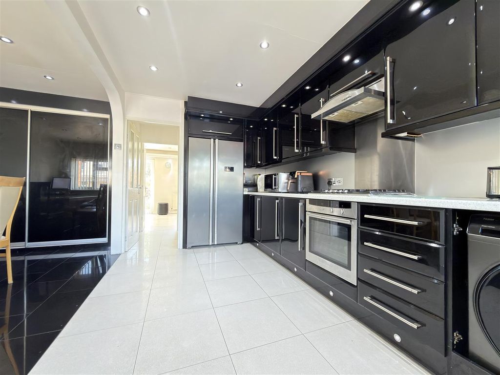 Property photo 2 of 14 Kitchen
