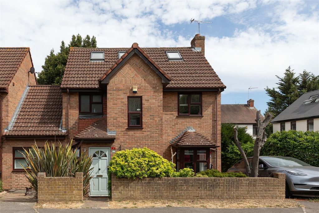 Property photo 1 of 38 Avon Way, E18