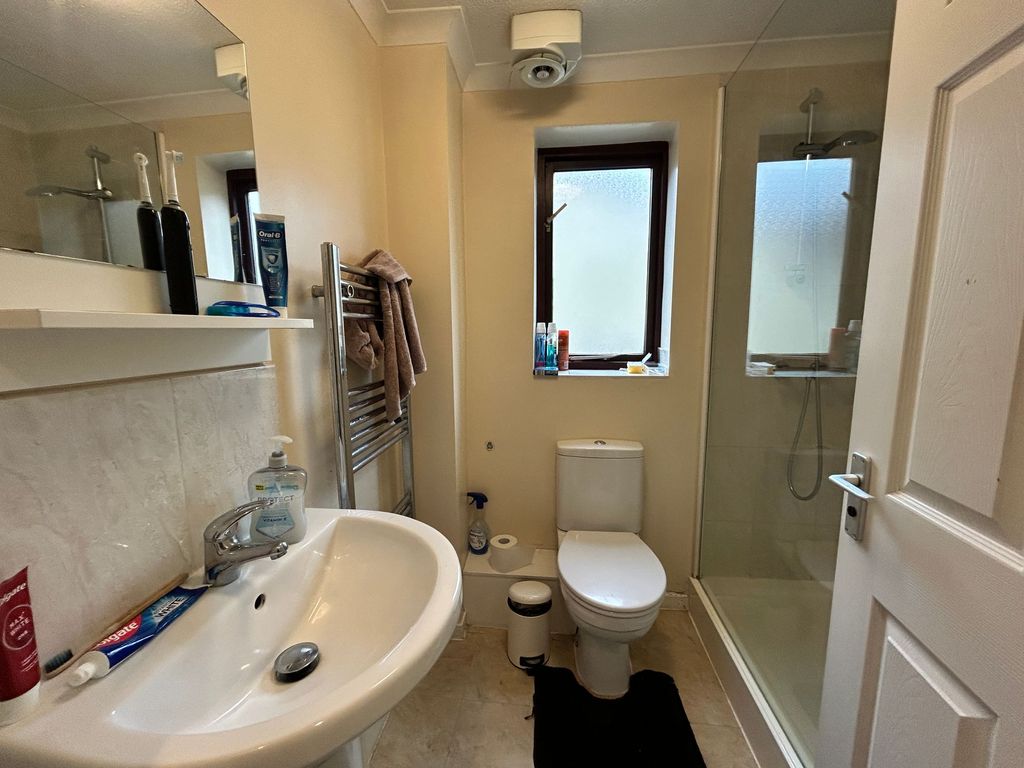 Property photo 3 of 6 Communal Bathroom