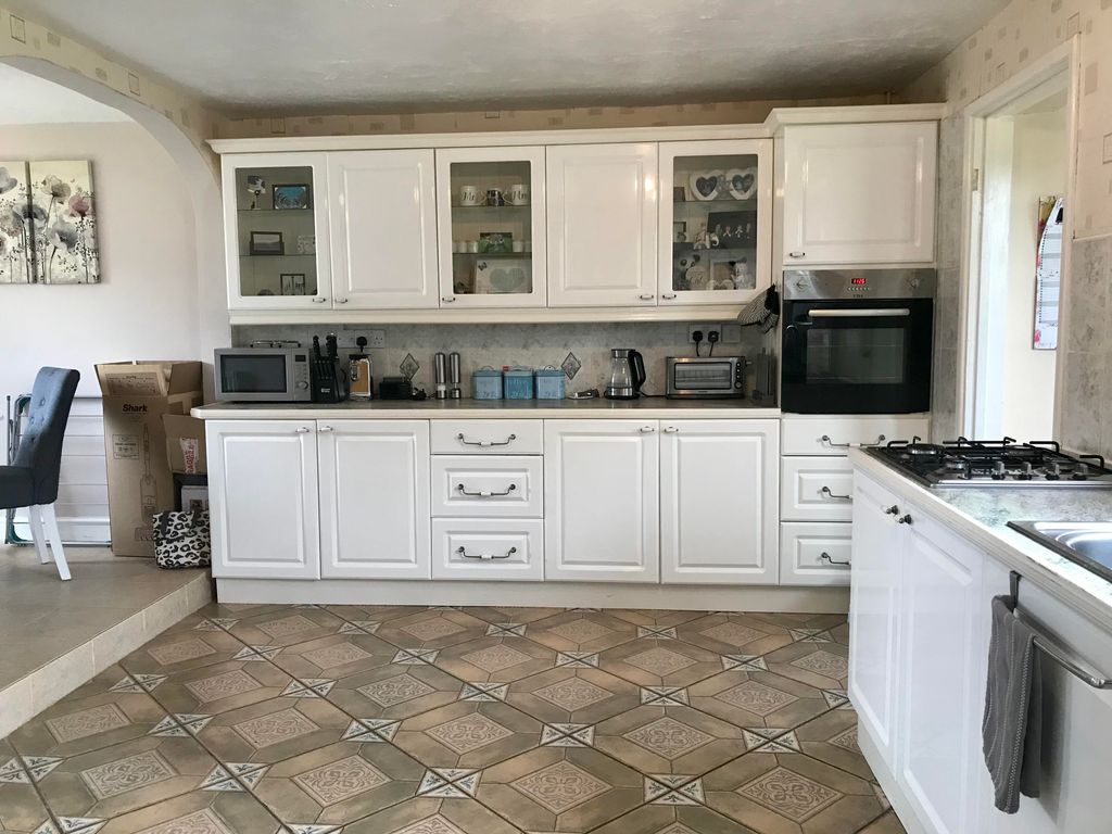 Property photo 3 of 9 Kitchen
