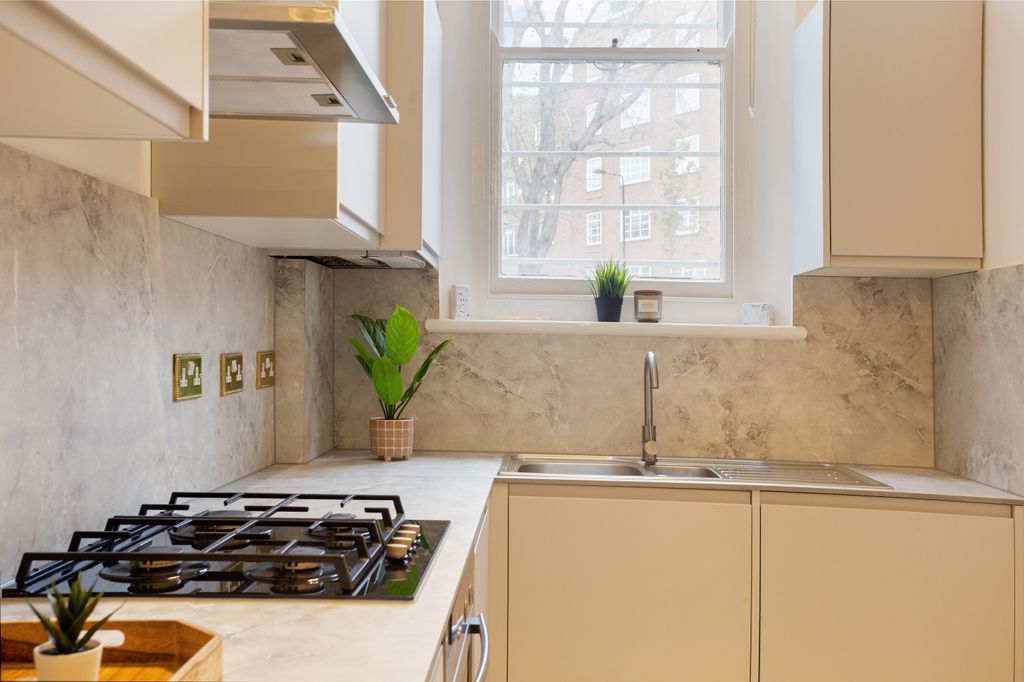 Property photo 3 of 13 Sloane Gardens Londo