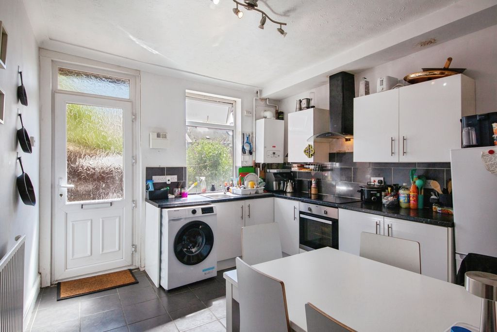 Property photo 3 of 11 Kitchen
