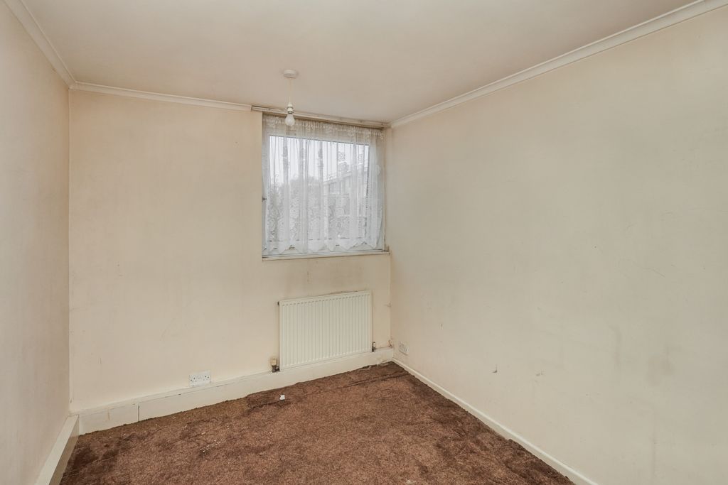 Property photo 2 of 19 5 Victor Court, Victor Approach, Hornchurch, Rm12 4Xf