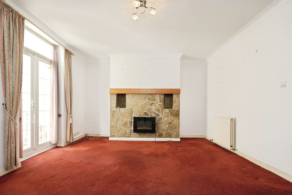 Property photo 2 of 21