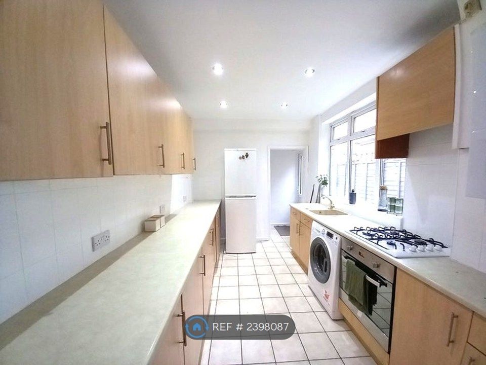 Property photo 3 of 10 Kitchen