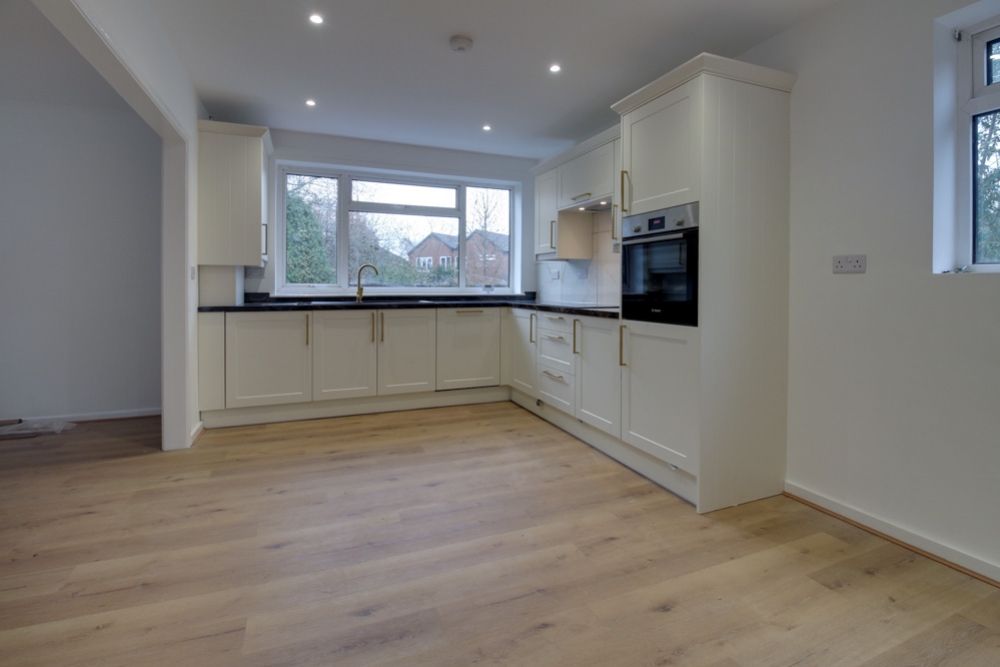 Property photo 3 of 11 Kitchen