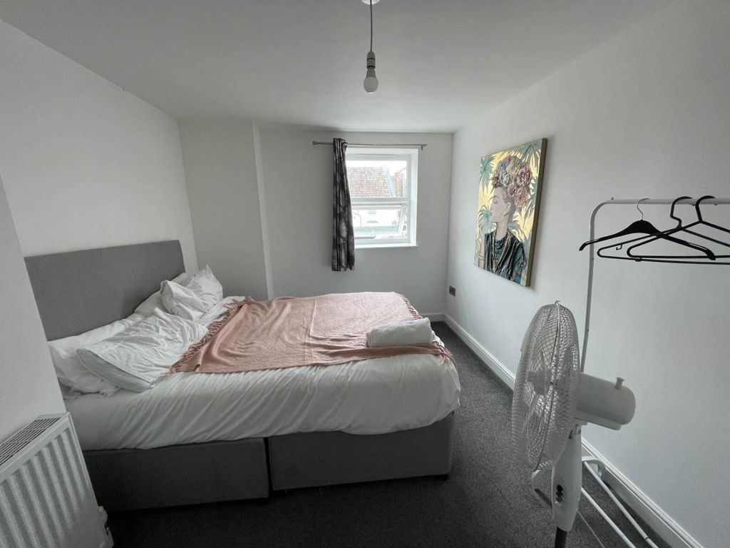 Property photo 3 of 4 St James St 36 Flat 2 Bedroom
