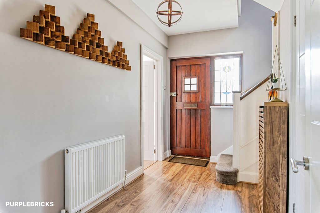 Property photo 2 of 20 Entrance Hall