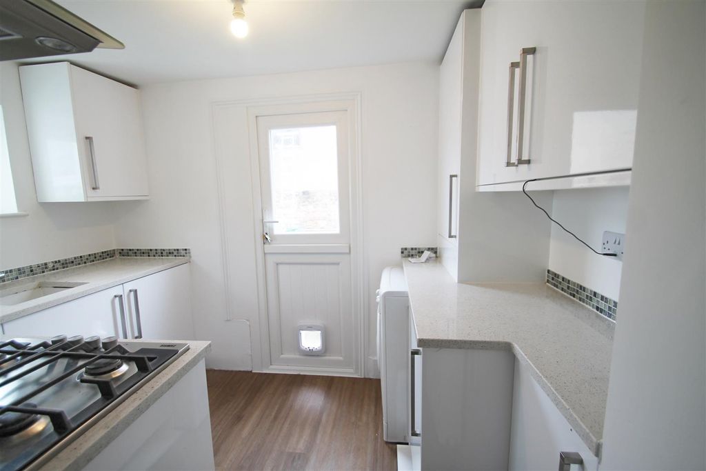 Property photo 3 of 8 Kitchen