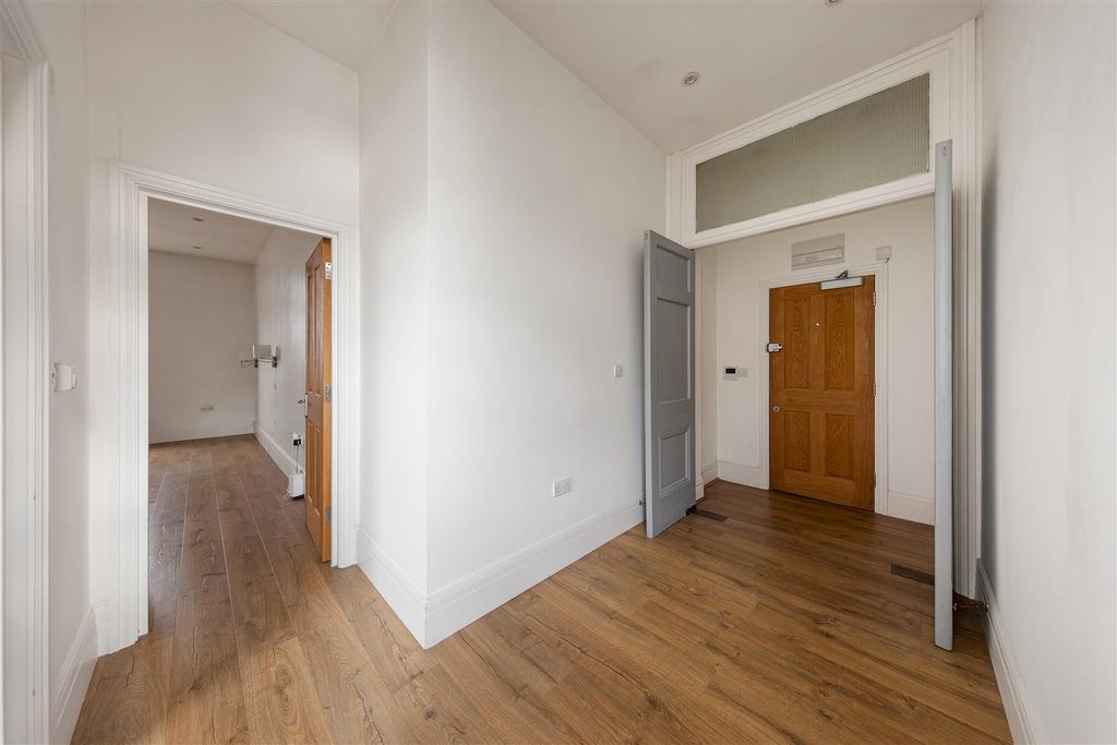 Property photo 2 of 23 Adalaide Road, E10