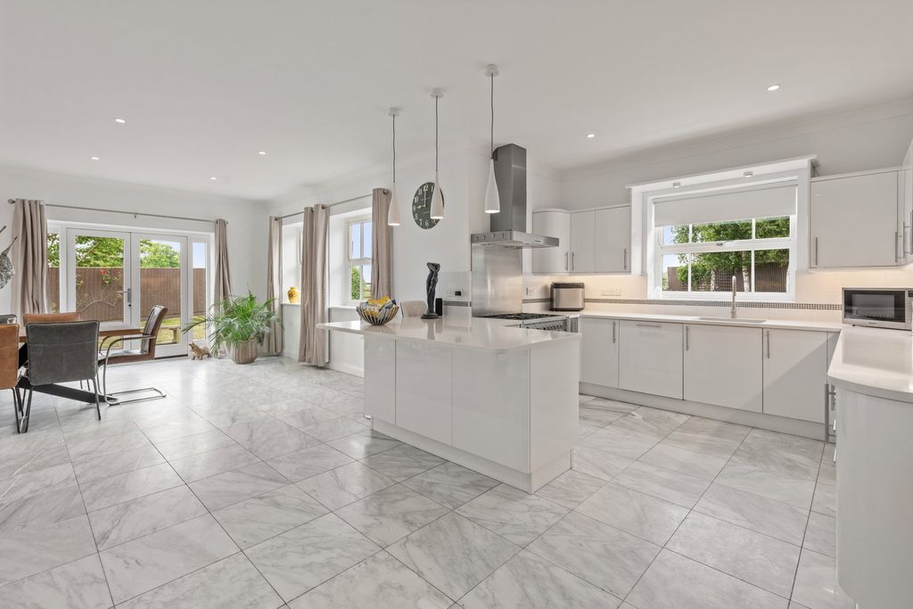 Property photo 2 of 36