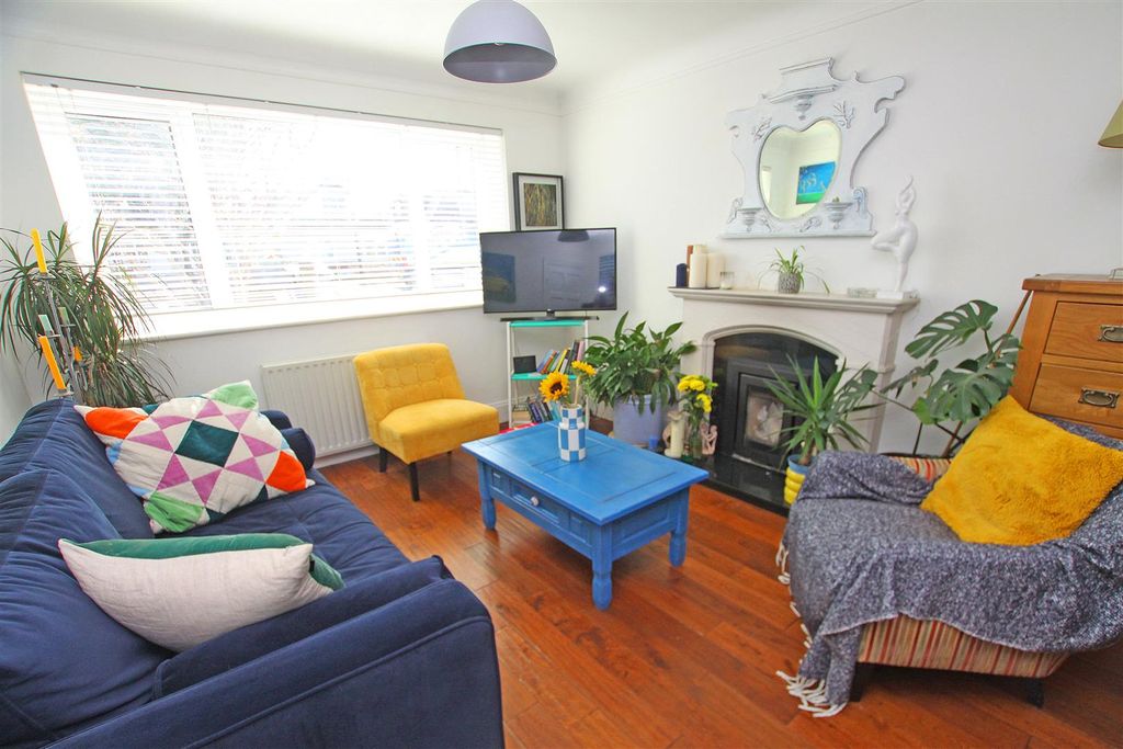 Property photo 3 of 23 Sitting Arae.Jpg