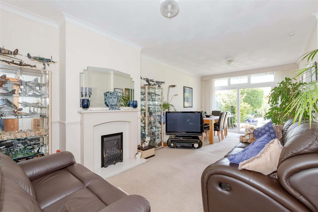Property photo 3 of 15 Evelyn Rd_8.Jpg