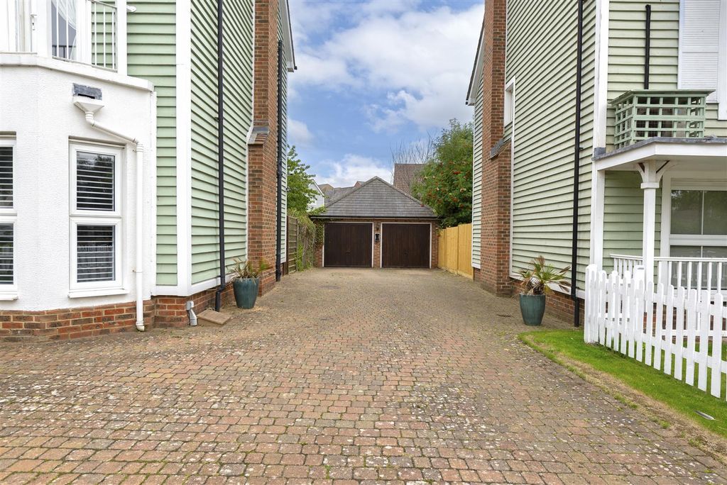 Property photo 2 of 24 6Thelakes03.Jpg