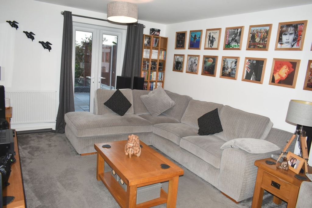 Property photo 3 of 26 Lounge