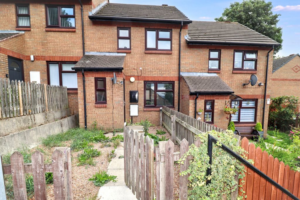 Property photo 1 of 19 15 High Poplars, Bradford, West Yorkshire, Bd2 1Ng