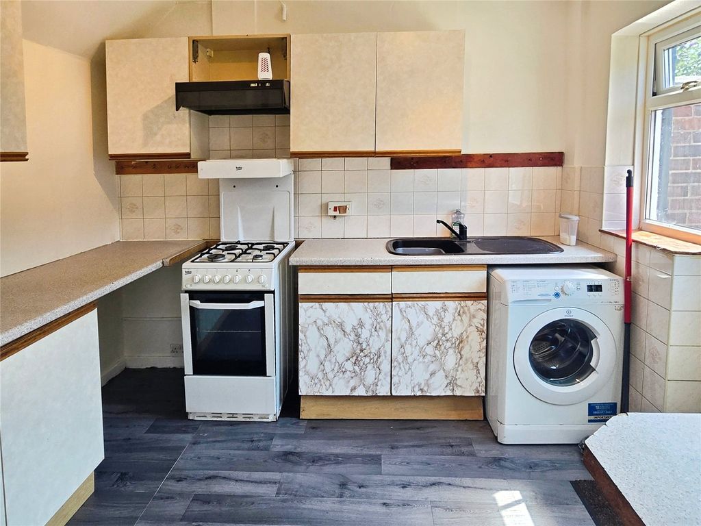 Property photo 3 of 10 Kitchen