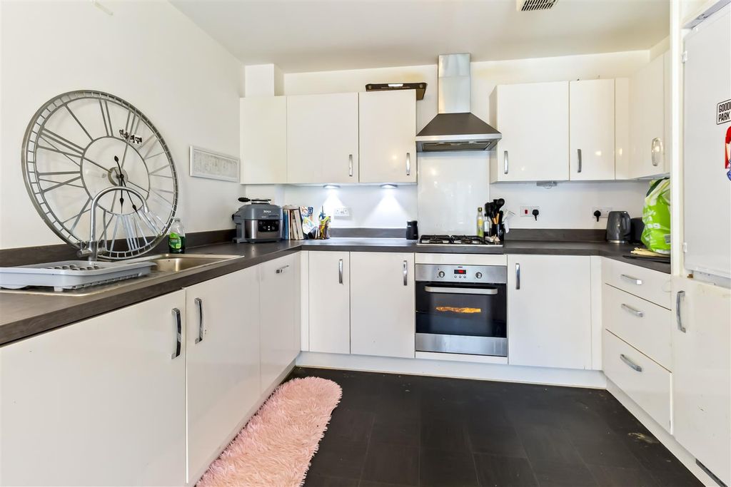 Property photo 3 of 7 6 Gresley Court_002.Jpg