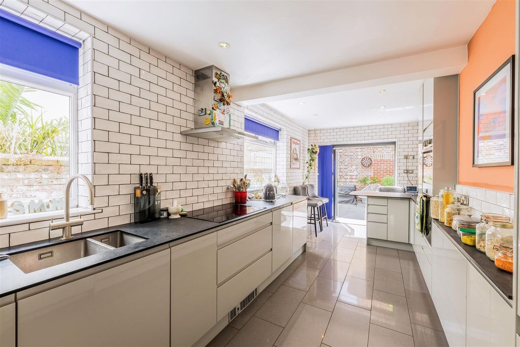 Property photo 3 of 25 96 Coleridge Street -4.Jpg