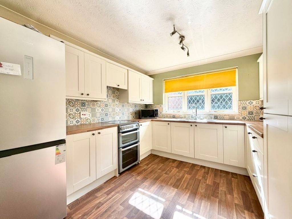 Property photo 3 of 23 Kitchen