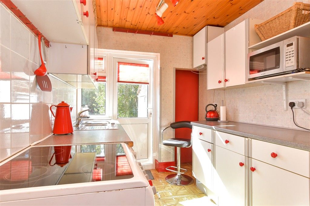 Property photo 3 of 9 Kitchen