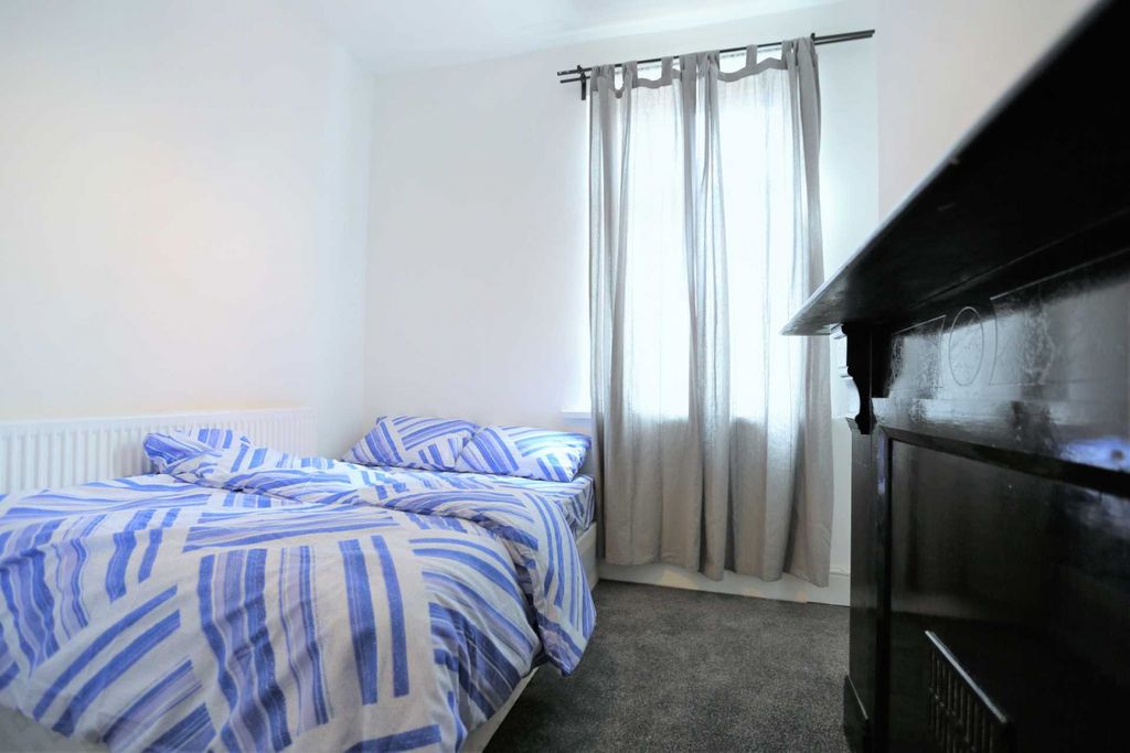Property photo 1 of 8 2 Bed Flat For Sale Green Street, London E13 9Da