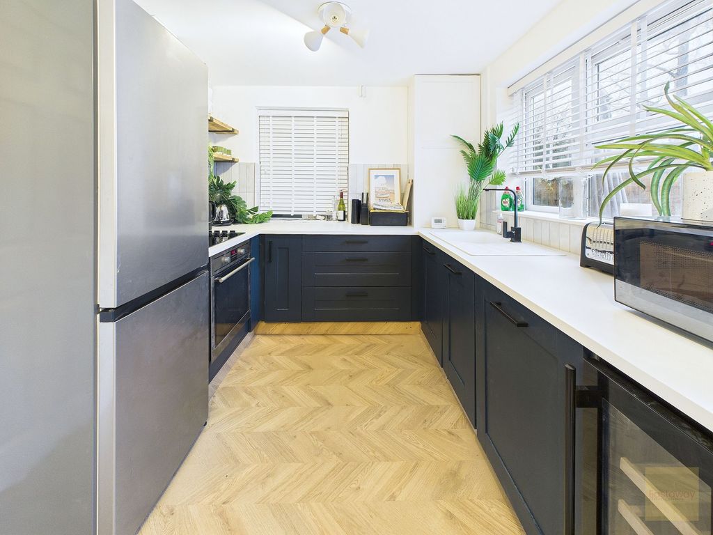 Property photo 3 of 18 Kitchen