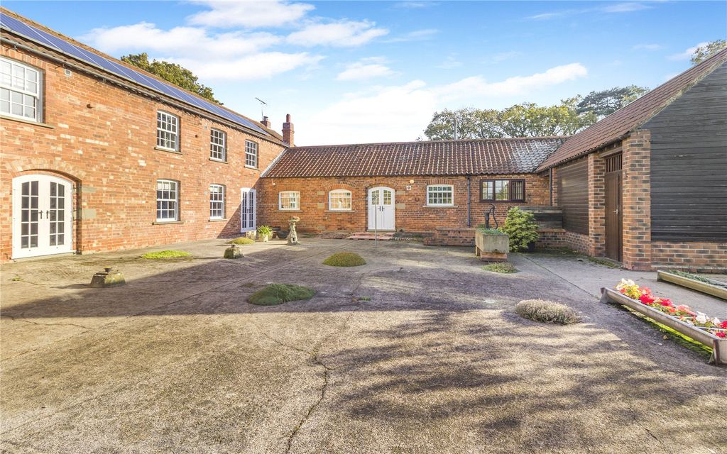 Property photo 2 of 21 Courtyard