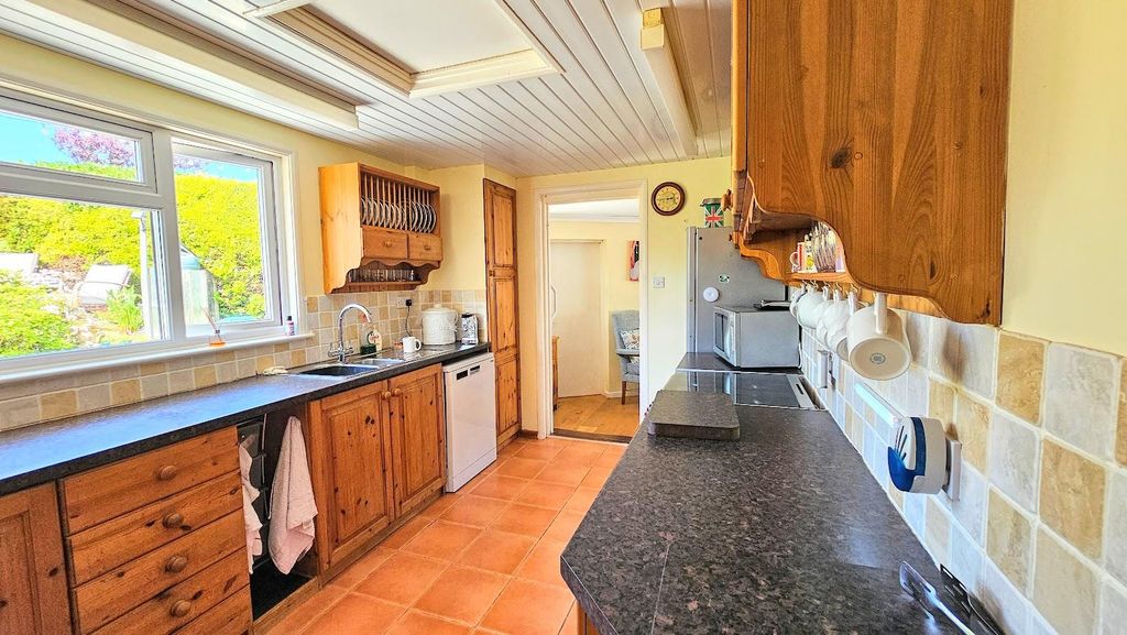 Property photo 3 of 20 Kitchen1.Jpg