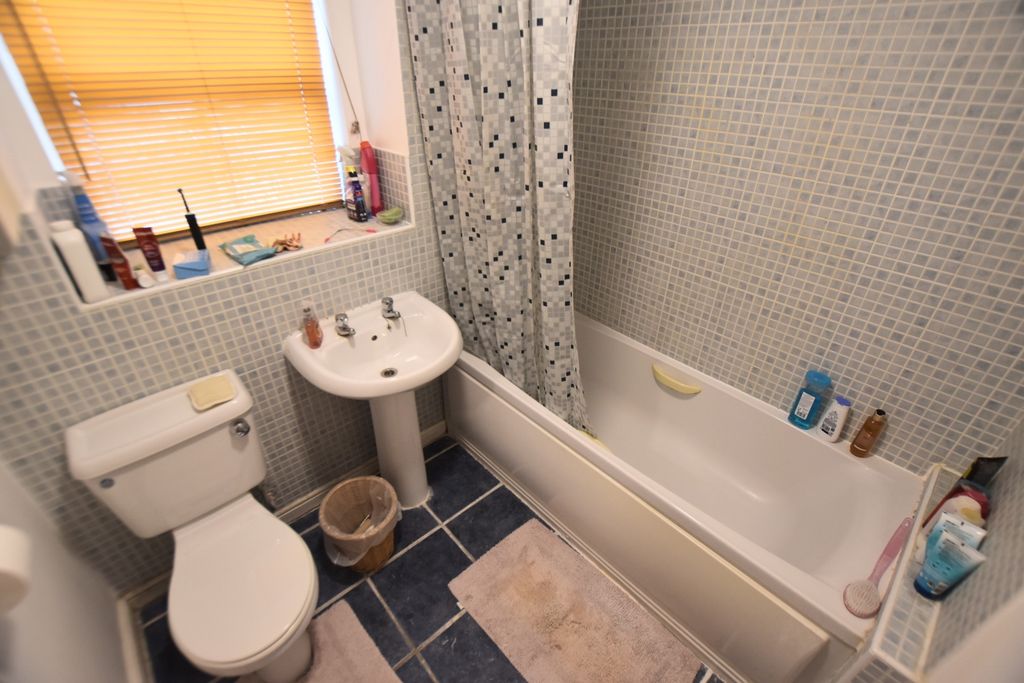 Property photo 2 of 6 33 Kendall Place Bathrrom